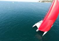 trimaran charter yacht sejler med gennaker på mast